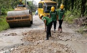 Perkuat Akses Mobilitas Warga, PT KTU Lakukan Perbaikan Infrastruktur Jalan di Kampung Pangkalan Pisang