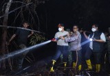 Dari Sore hingga Malam, Agung Nugroho Berjibaku Padamkan Karhutla di Tenayan Raya