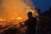 Api Belum Padam, Brimob Riau Berjibaku hingga Malam Tangani Karhutla Meranti