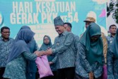 Wako Agung Bagikan Ribuan Paket Sembako pada Peringatan HKG PKK