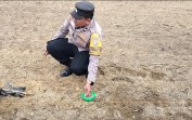 Dukung Swasembada Pangan, Meskipun Cuaca Panas Terik, Polisi di Tualang ini Tetap Bersemangat Menanam Jagung Pipil Bersama Petani