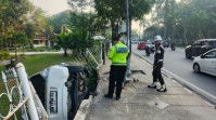 Microsleep, Pengemudi Brio Tabrak Tiang CCTV dan Pagar Taman Budaya di Pekanbaru