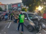 Calya Ringsek Usai Hantam Pohon di Sudirman Pekanbaru, Tiga Orang Luka