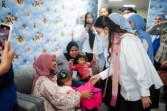 Selvi Gibran Jenguk Anak Penderita Kanker Saat Tinjau Layanan Kesehatan RSUD Arifin Achmad