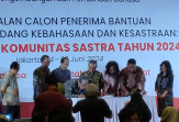 Dua Sastrawan Riau Terima Penghargaan Pengabdian Sastra