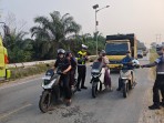 Kabut Asap Selimuti Udara di Siak, Satlantas Polres Siak Bagikan Masker Kepada Pengguna Jalan