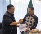 SF Hariyanto Serahkan SK Penunjukan Plt Bupati Kuansing ke Muklisin