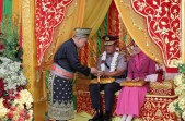 Kapolda Riau Arman Achdiat Disambut Tradisi Tepuk Tepung Tawar