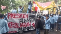 Aksi Dorong Antara Polisi dan Ratusan Mahasiswa Unri Warnai Demo di Depan DPRD Riau