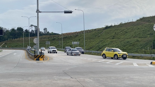 H-1 Lebaran, Arus Mudik di Tol XIII Koto Kampar Padat tapi Lancar