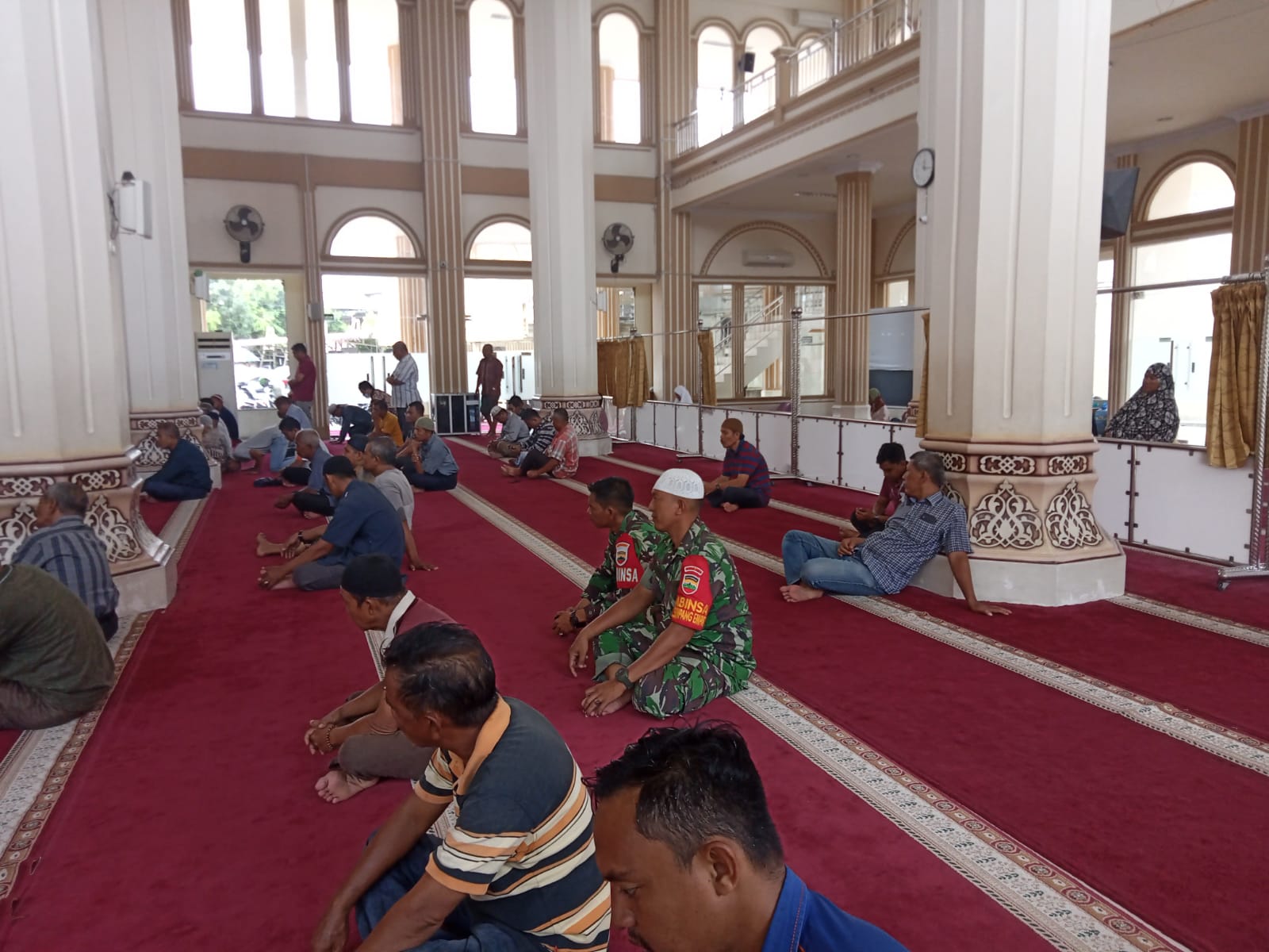 Komsos, Babinsa Salat Jumat di Masjid Gunung Merah  
