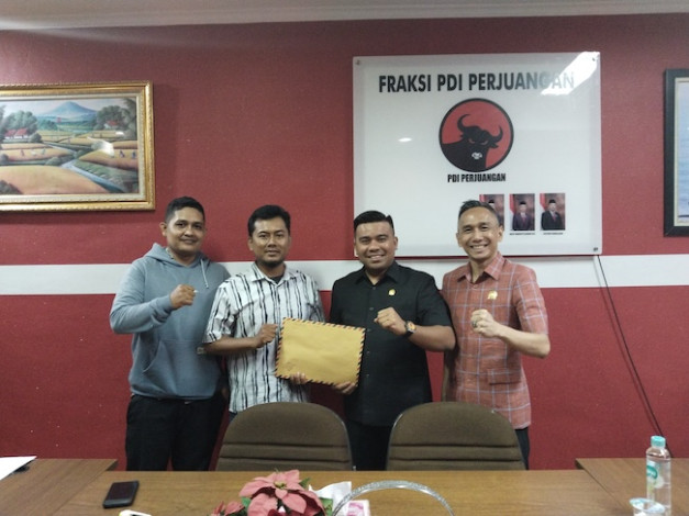 Ijazah Ditahan Mantan Kurir Ekspedisi Mengadu ke DPRD