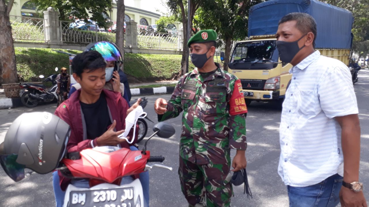 Babinsa dan Pemuda Tanahdatar Bagikan Masker dan Edukasi Prokes!