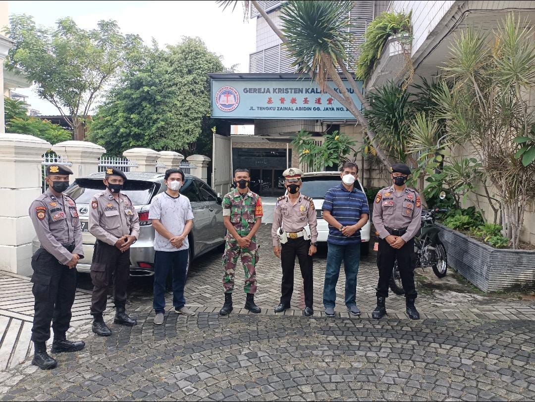Jelang Tahun Baru 2022, Babinsa Bersama Polsek Kota PAM di Rumah Ibadah Umat Kristiani 