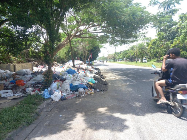 Pihak Ketiga Diputus Kontrak, Sampah di Pekanbaru Menumpuk