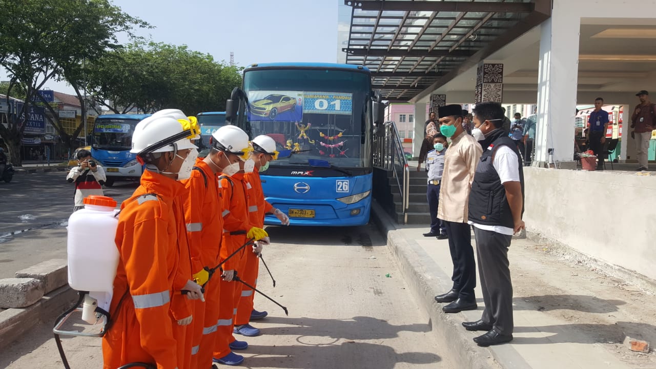 Dishub Pekanbaru dan Dompet Dhuafa Semprotkan Disinfektan ke Halte dan Bus TMP