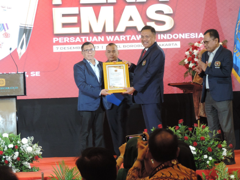 Olly Dondokambey Gubernur Sulut ke-4 Penerima Anugerah Pena Emas PWI
