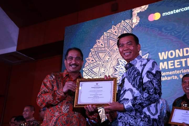 Walikota Pekanbaru Terima Penghargaan Destinasi Wisata Halal dari Menteri Pariwisata