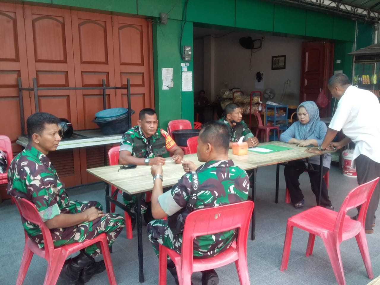 Sambangi Pelaku Usaha, Babinsa Edukasi Pola Hidup Bersih dan  Lingkungan Sehat 