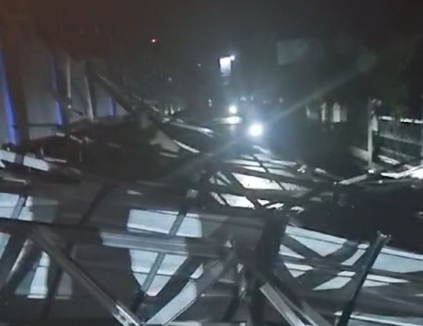 Pekanbaru Dilanda Angin Kencang, Atap Pasar Induk Timpa Rumah Warga
