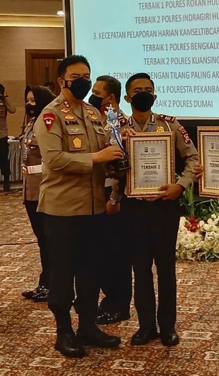 Mendapat Predikat Terbaik Pelayanan KAMSELTIBCARLANTAS Oleh Kapolda Riau, AKP Revandy 