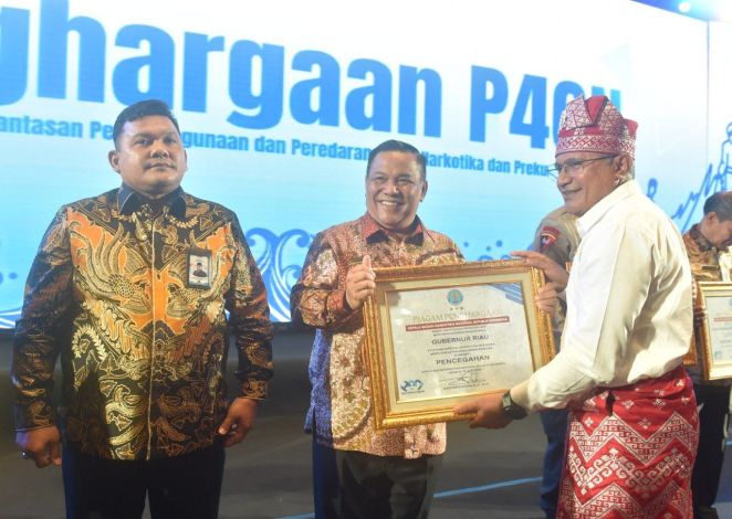 Pj Gubri SF Hariyanto Terima Penghargaan P4GN dari BNN
