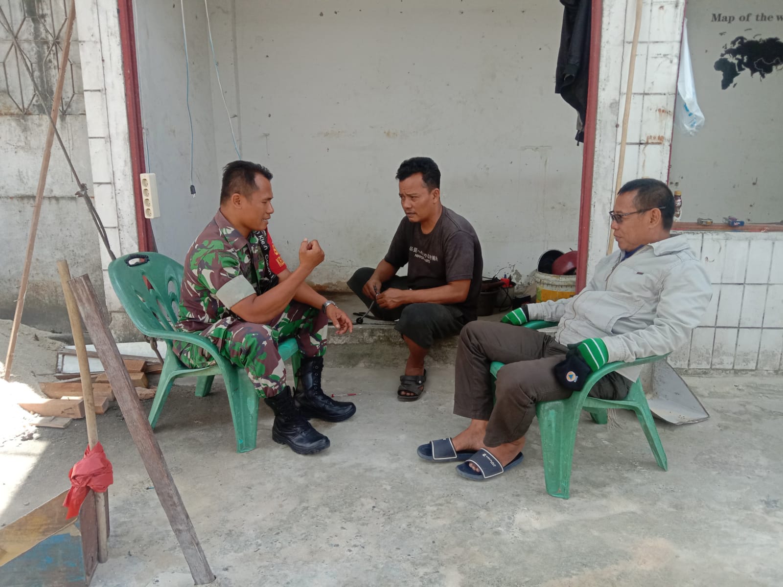 Komsos ke RW 02 Kelurahan Kotabaru, Babinsa Sampaikan Pesan Kamtibmas dan Hidup Bersih 