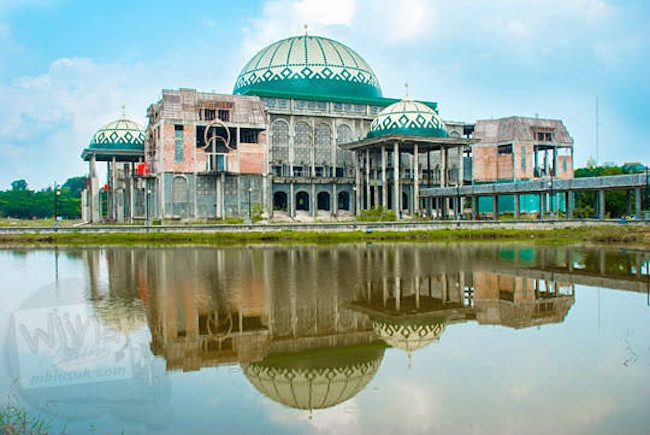 Tak Kunjung Selesai, Masjid UIN Suska Riau Jadi Sorotan Gubri Abdul Wahid