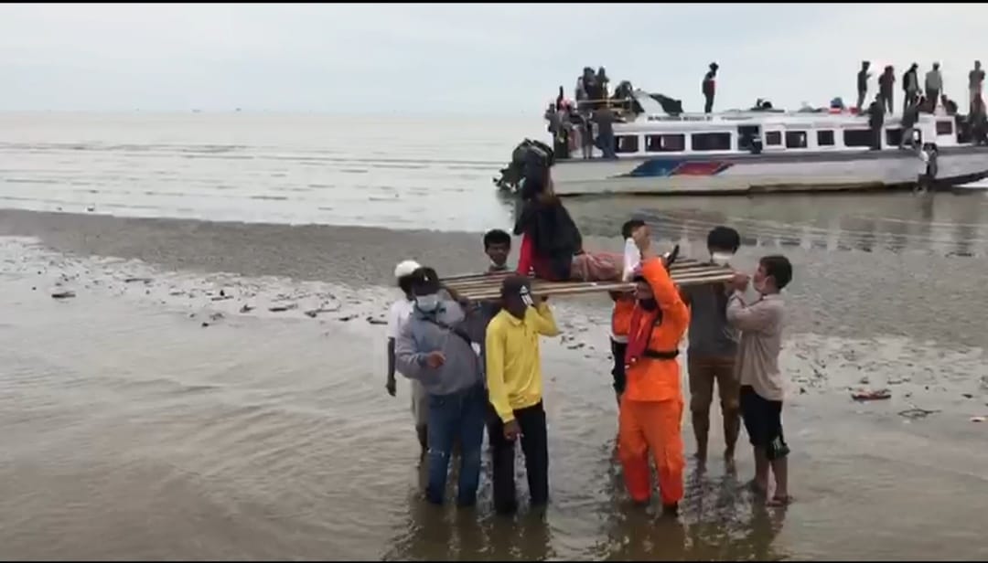 Kapal yang Ditumpanginya Kandas, Wanita Ini Langsung Dievakuasi karena Hendak Melahirkan