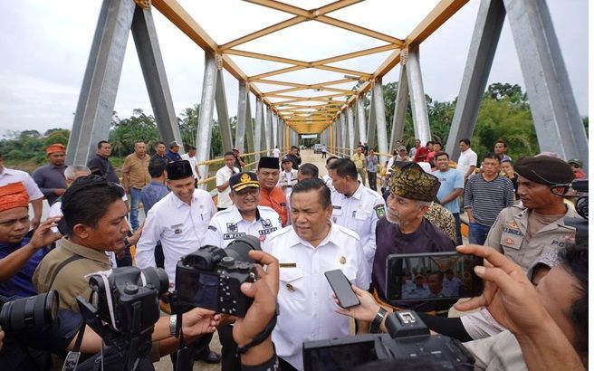 Pj Gubri Tuntaskan Pembangunan Jembatan Sungai Rokan yang Mangkrak