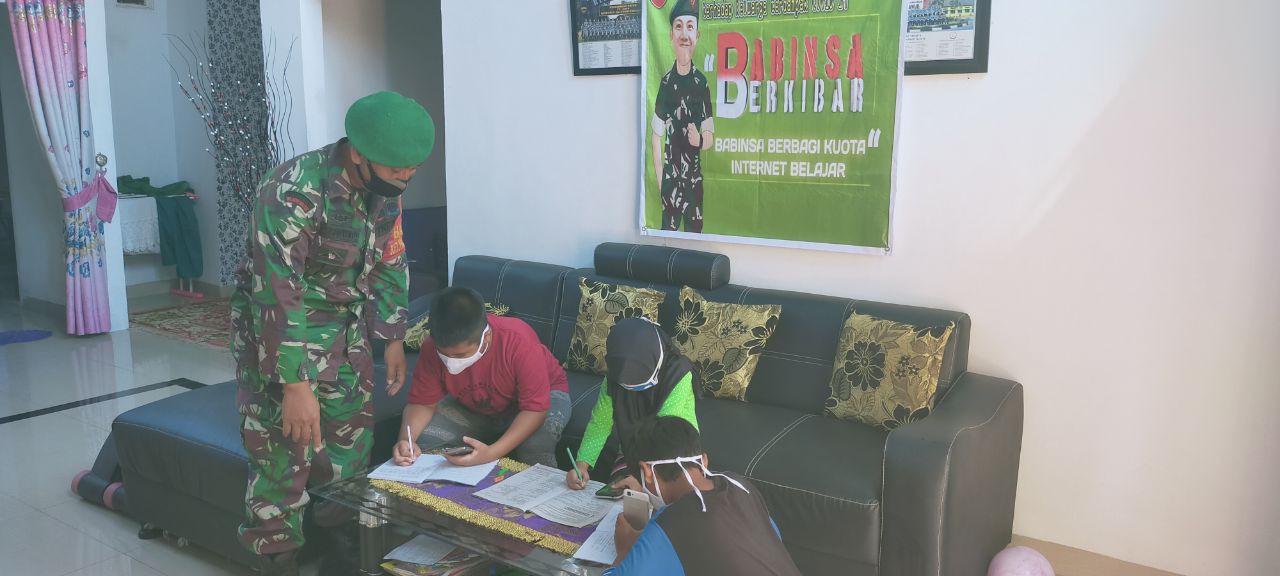 Turut Mencerdaskan Kehidupan Bangsa, Serda Edy Priyanto Gelar Babinsa Berkibar di Kelurahan Tanahdatar