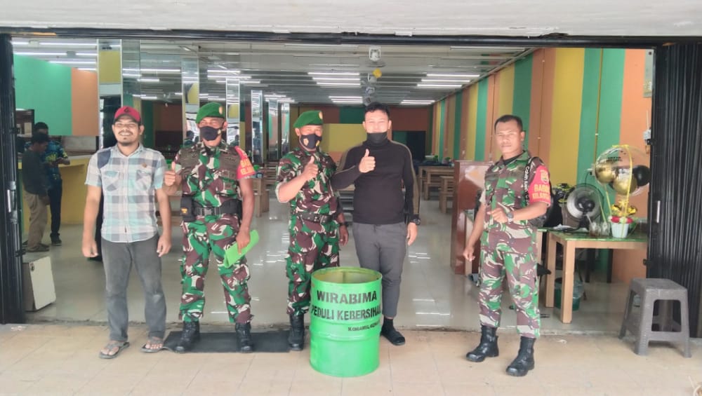 Distribusikan Tong Sampah, Babinsa Imbau Warga Jaga Kebersihan Lingkungan 
