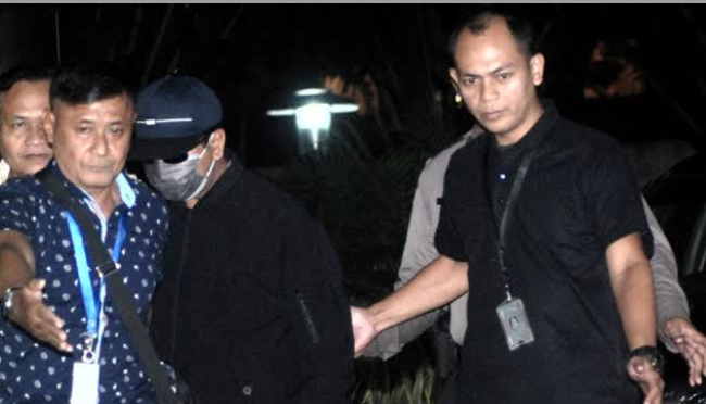 Ditutup Masker, Ini Kondisi Romi Usai Ditangkap KPK