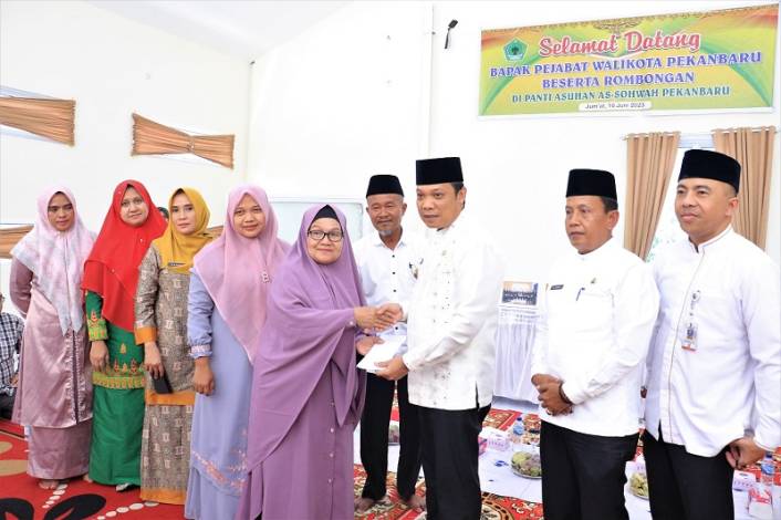 Pj Walikota Serahkan Bantuan untuk Panti Asuhan As-Shohwah