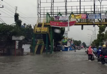 Hujan Lebat Mengguyur, HR Soebrantas Banjir Bak Sungai
