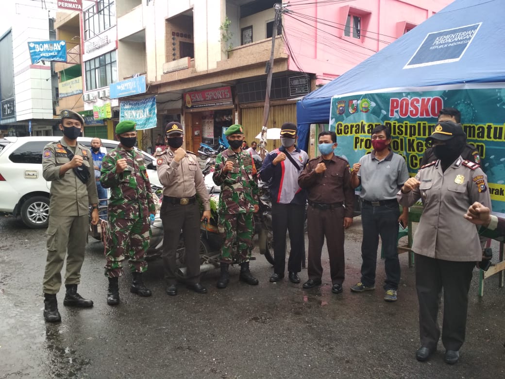 Babinsa Sukaramai Bersama Tim Gabungan Razia Masker di STC Pekanbaru