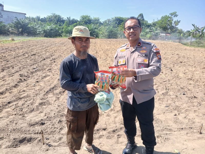 Kapolsek Tualang Serahkan Bibit Jagung Pipil ke Petani di Lahan Ponpes Abu Huroiroh