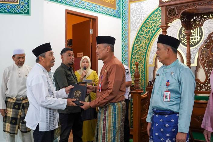 Gubri Syamsuar Serahkan Wakaf 1.000 Alquran Cetakan Maqari untuk Pegawai