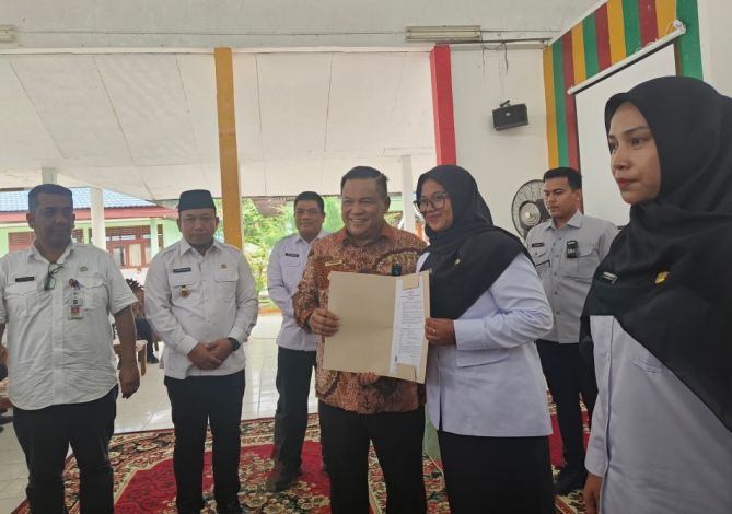 Pj Gubri Serahkan SK PPPK Guru di Siak