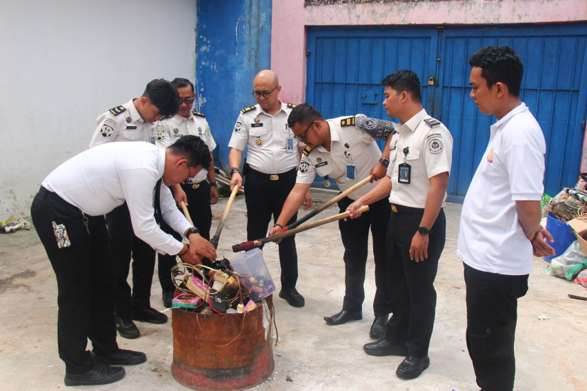 Lapas Pekanbaru Musnahkan Barang Terlarang Hasil Razia di Kamar Hunian WBP