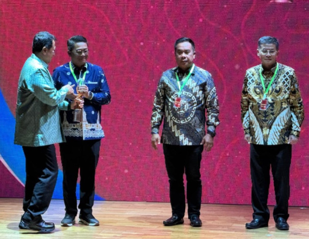 Serius Tangani Karhutla, Pemprov Riau Terima Penghargaan Bhumandala Awards