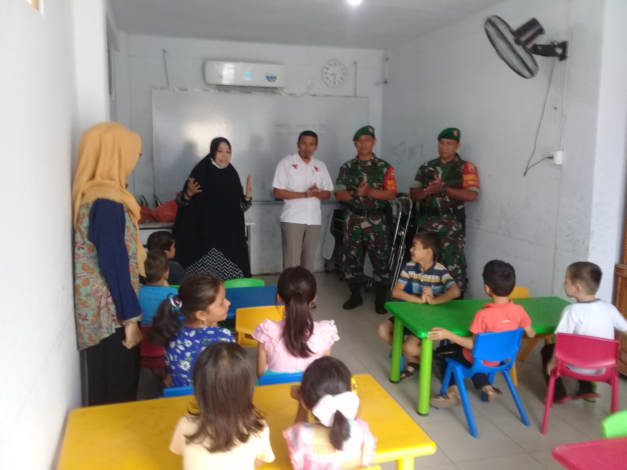 Komsos ke Community Housing, Babinsa Tanah Datar Ajari Anak-Anak Imigran Lagu Indonesia