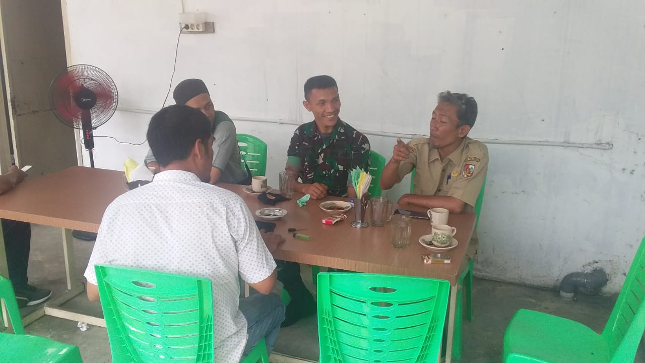 Komsos dengan Warga, Babinsa Bahas Pembuangan Sampah Organik / Non Organik