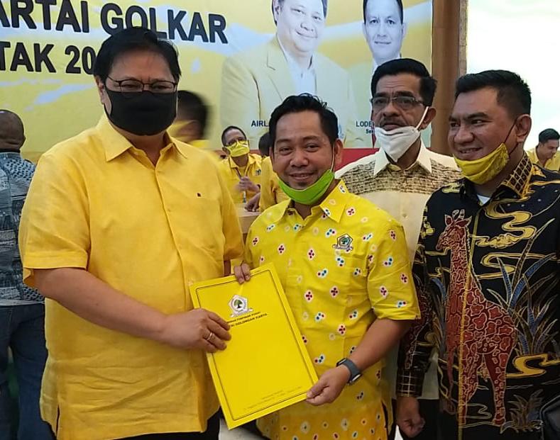 Ketum DPP Golkar Airlangga Hartarto, Serahkan SK ke Adi Sukemi untuk Pilkada Pelalawan