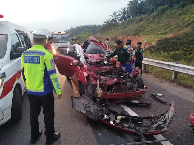 Diduga Micro Sleep, Mahasiswa Tewas Tabrak Truk Fuso di Tol Pekanbaru–Dumai