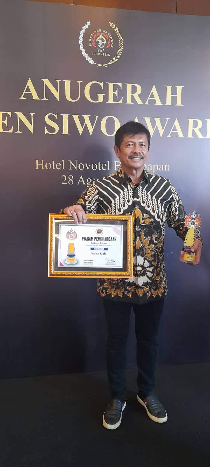Indra Sjafri dan Timnas Indonesia Raih Penghargaan Golden Award Siwo PWI Pusat 2023