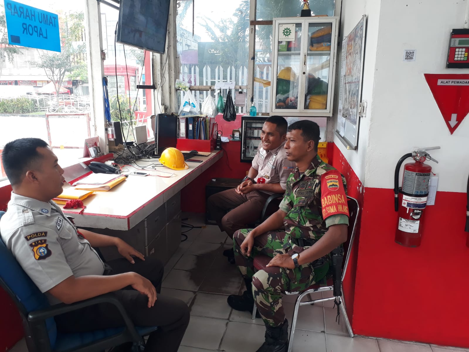 Babinsa Komsos ke Grha Telkomsel, Imbau Tim Pengamanan Waspada dan Dukung Kamtibmas 