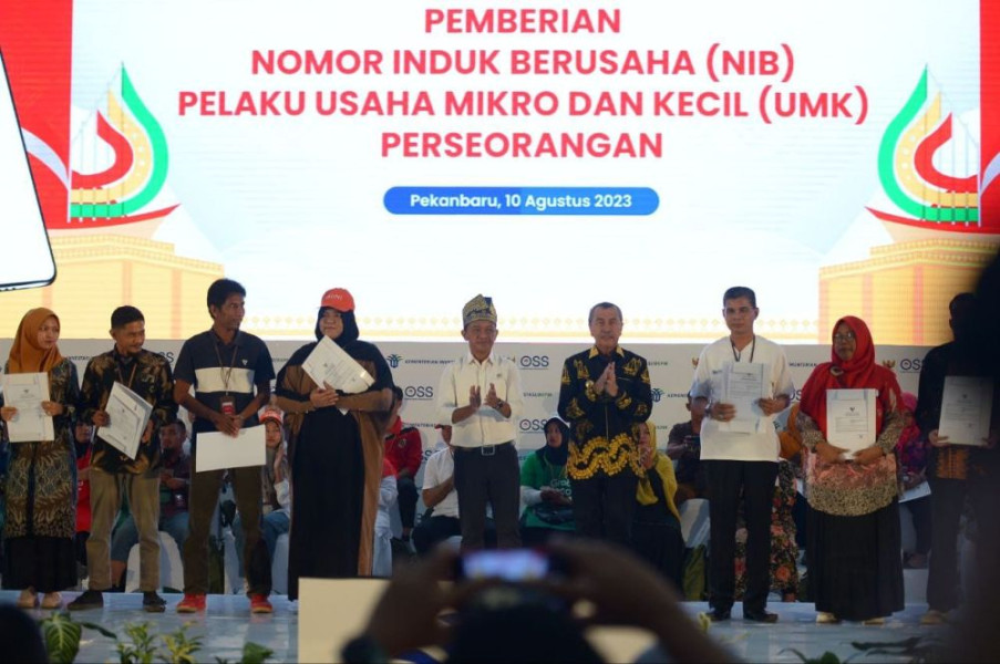 Menteri Investasi Serahkan NIB Kepada 650 UKM Perseorangan di Riau