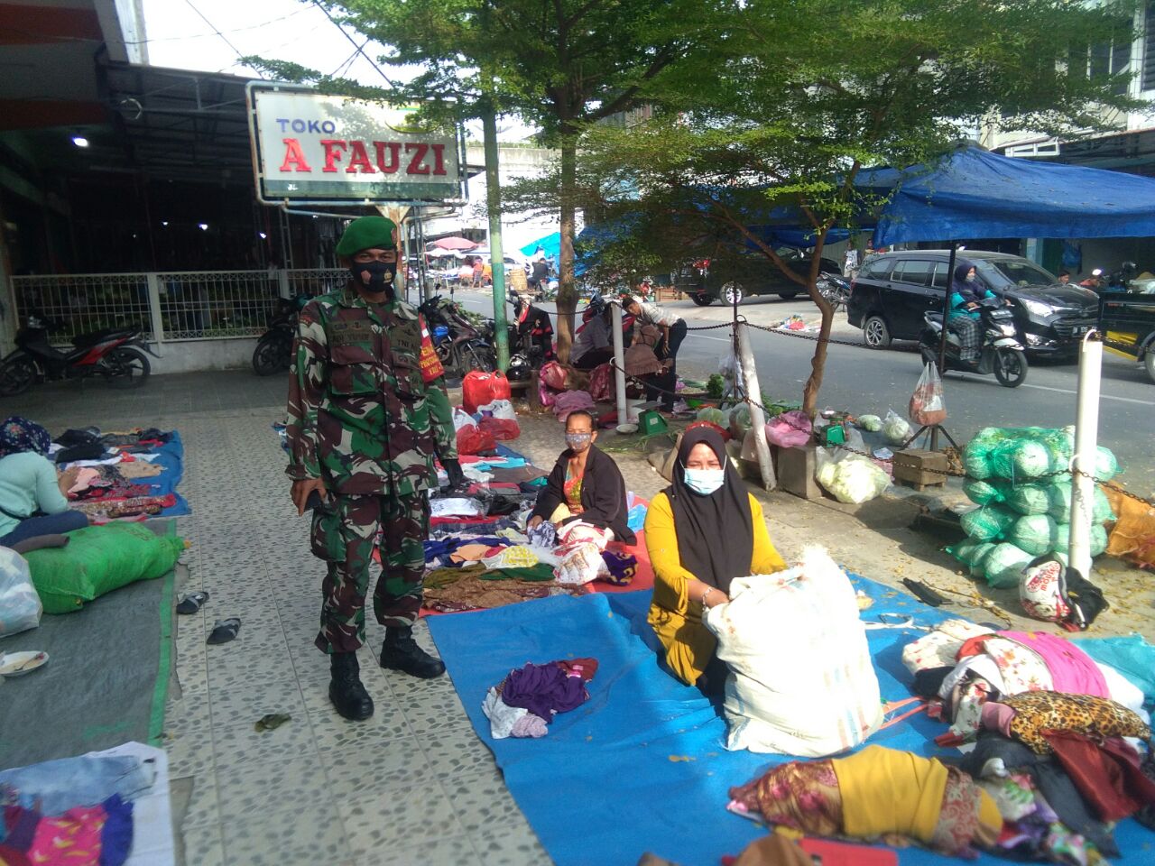 Babinsa Imbau Prokes di Pusat Keramaian 