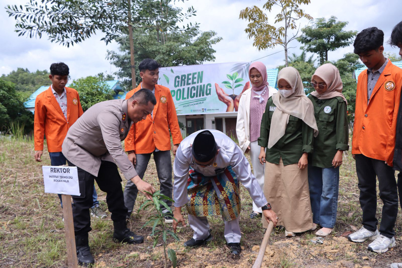 Kolaborasi Hijau Polres Rohil dan Kampus ITR, Tanam Bibit Pohon Wujudkan Kepedulian Lingkungan